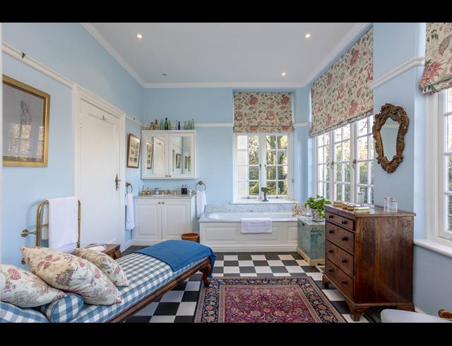 5 BEDROOM FREESTANDING TO LET IN CONSTANTIA